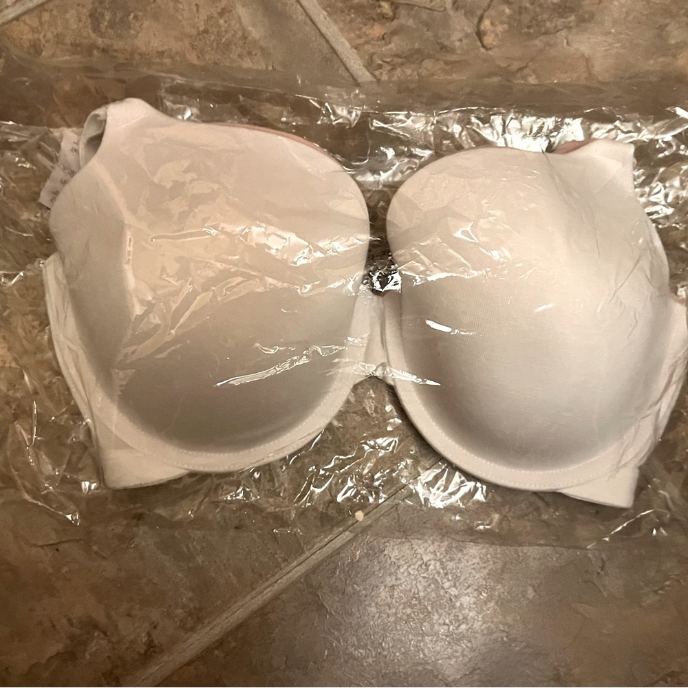2 Fruit of a Loom 34DD pushup and adjustable strap bras. White and pale pink.